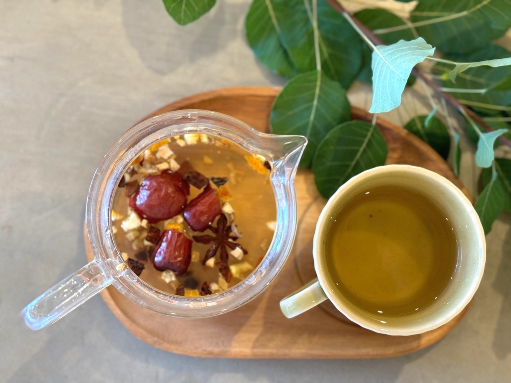 薬膳茶を淹れる光景